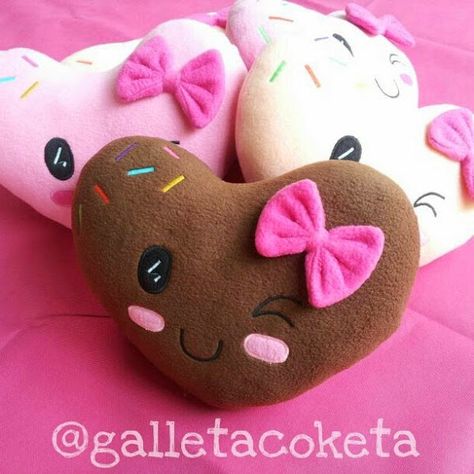 cushion heart by galletacoketa / cojines decorativos. galletacoketa. #kawaii Heart Cushion, Felt Wreath, Cute Stuff, Kawaii Design, Pillow Collection, Kids Pillows, Felt Art, Felt Ornaments, Valentine Crafts