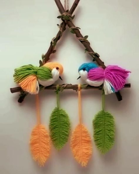 Diy ��– Velikonoce, Wool Crafts Diy, Feather Crafts Diy, Easy Yarn Crafts, Pola Macrame, Handmade Gifts Diy, Desain Quilling, Diy Yarn Crafts, Pom Pom Crafts