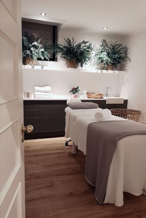 Small Massage Room Ideas, Small Facial Room Ideas, Spa Room Ideas Estheticians, Spa Room Ideas, Spa Massage Room, Massage Room Design, Massage Room Decor, Massage Therapy Rooms, Home Spa Room