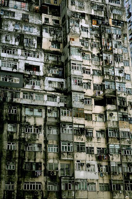 crazy building Kowloon Walled City, Abandoned Mansions, Island House, Walled City, Haunted Places, Old Building, Abandoned Buildings, Old Buildings, Abandoned Houses