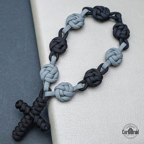 How to Tie an Extended Crown and Diamond Knot Tutorial .Follow me and learn more beautiful knots • • • • • #paracord #schmuck #paracord… | Instagram Paracord Rosary Diy, Diamond Knot Tutorial, Paracord Cross, Paracord Bracelet Designs, Knotted Rosary, Monkey Fist Knot, Scout Crafts, Knot Tutorial, Paracord Rosary