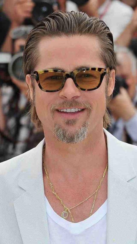 Brad Pitt Long Hair, Brad Pitt Images, Brad Pitt Pictures, Bradley Pitt, Vintage Stars, Brad Pitt, Square Sunglasses Men, Cristiano Ronaldo, Ronaldo