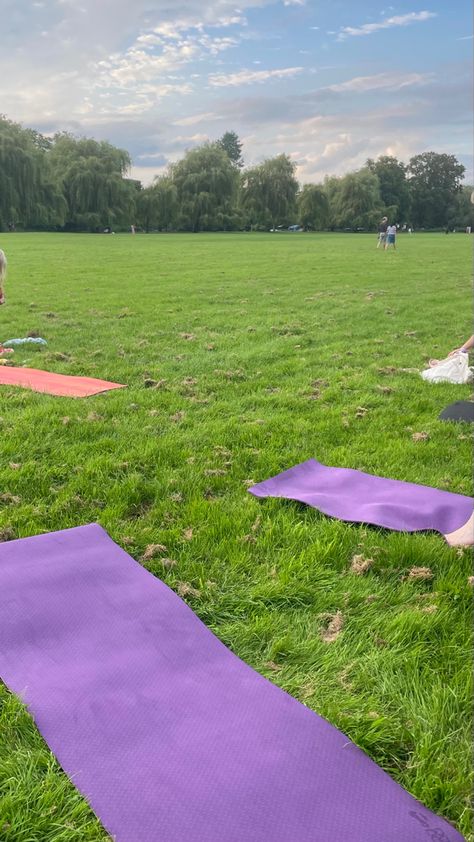 Outdoor Yoga Aesthetic, Yoga In The Park, Yoga Asthetic Picture, Yoga Poses Aesthetic, Yoga Snap, Yoga Instagram Story, Outdoor Pilates, Summer Visionboard, Yoga Sunset