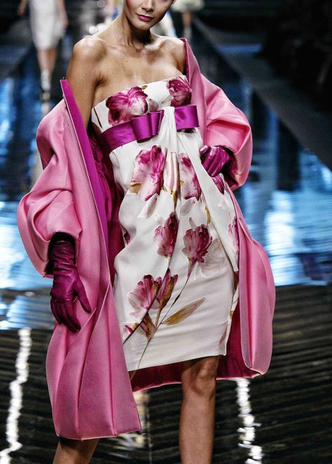 valentino haute couture | Cool Chic Style Fashion Valentino Haute Couture, Valentino Fashion, Valentino Couture, Retro Mode, Floral Fashion, Dries Van Noten, Italian Fashion, Pink Fashion, Couture Fashion