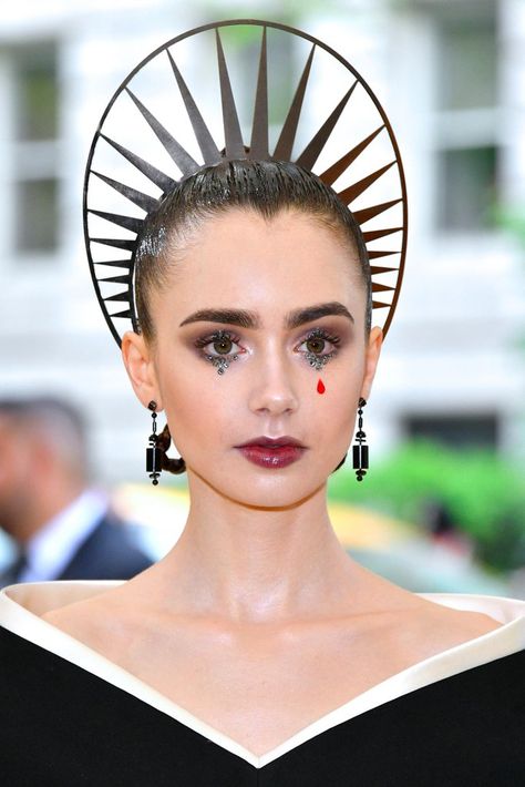 Lily Collins Makeup at the Met Gala 2018 Metgala Heavenly Bodies, Heavenly Bodies Makeup, Heavenly Bodies Aesthetic, Heavenly Bodies Met Gala, Met Gala Heavenly Bodies, Lily Collins Makeup, Ethereal Essence, Heavenly Bodies, Met Ball