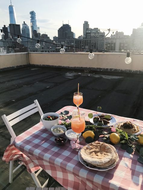 Rooftop Dinner Date, Rooftop Date, Rooftop Picnic, Summer Date Night Ideas, Dinner Date Ideas, Brooklyn Rooftop, Rooftop Dinner, French Picnic, Rooftop Bars Nyc