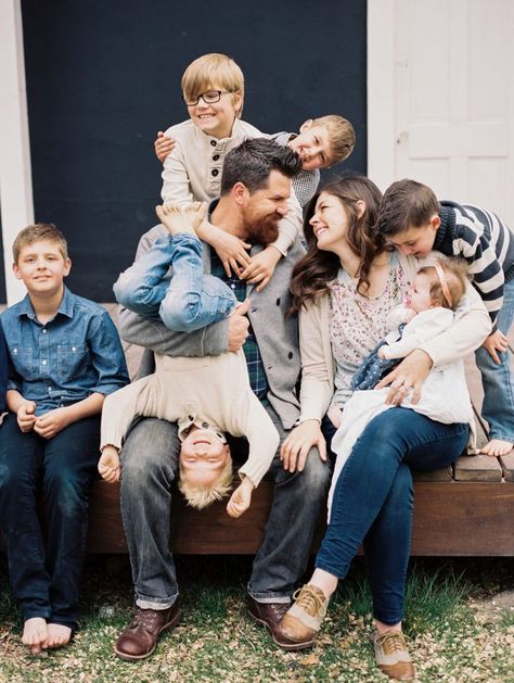 Brooke Schultz, Large Family Poses, Summer Family Pictures, Big Family Photos, Large Family Photos, Family Portrait Poses, Family Picture Poses, Family Photo Pose, Family Picture Outfits