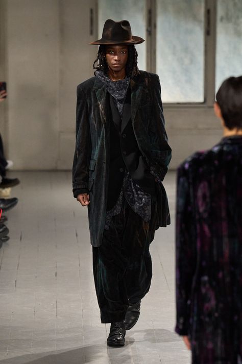 Yohji Yamamoto Menswear, Fall 2023 Menswear, Yoji Yamamoto, 2023 Menswear Fashion Show, Anti Fashion, Party Hair Accessories, Menswear Fashion Show, Menswear Fashion, Menswear Collection