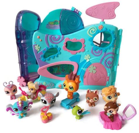 littlest pet shop house House With Elevator, Lps Houses, Littlest Pet Shop Toys, Nostalgia 2000s, Diy Cat Tree, Lps Toys, Lps Pets, Little Pet Shop Toys, Lps Littlest Pet Shop