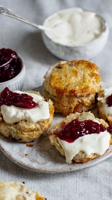 Scones With Jam And Cream, Annie Mae, Scones And Jam, English Scones, Jam Donut, English Recipes, Almond Tart, Cream Scones, British Baking