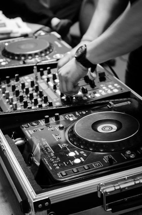 PIONEER DJ Dj Pics, Dj Techno, Dj Decks, Beat Maker, Dj Art, Dj Sound, Dj Photos, Dj System, Dj Setup