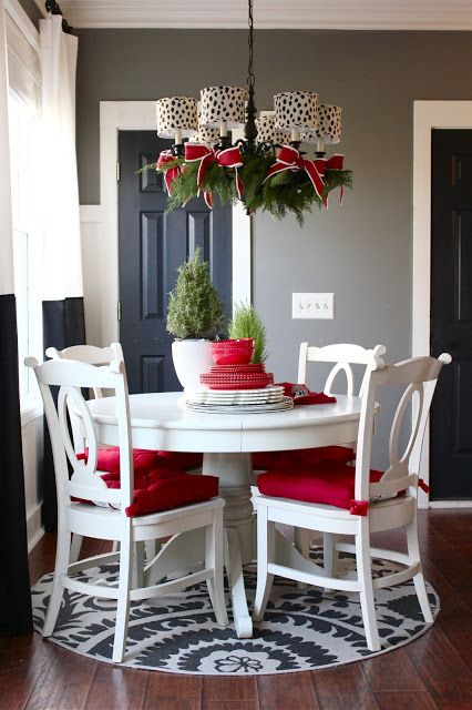 Christmas Chandeliers, Christmas Dining Room Decor, Ideas Decoracion Navidad, Christmas Chandelier, Holiday House Tours, Red Chairs, Christmas Dining Table Decor, Christmas Decorations Apartment, White Chairs