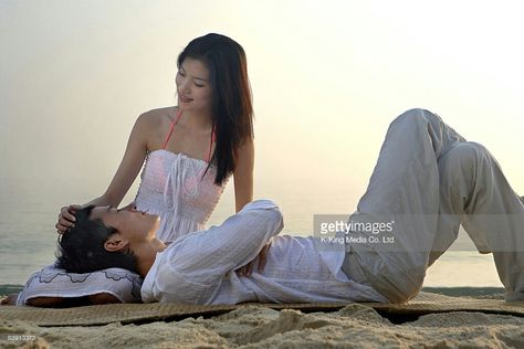 Head In Lap Reference, On Lap Couple, Head On Lap, Couple On Beach, Sleeping Drawing, Couple Sleeping, Couple Poses Reference, Anatomy Drawing, Photo Couple