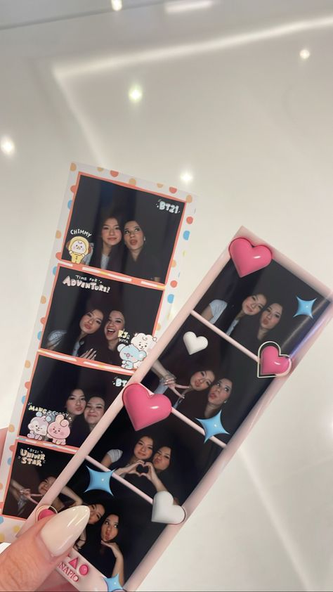 Photo Booth Instagram Story, Photo Booth Ideas Best Friends, Friends Photo Booth, Photo Booth Friends, Photo Booth Pictures Friends, Photo Booth Pics, Cute Polaroid Pictures With Friends, Photo Booth Best Friends Pictures, Best Friend Photobooth Poses