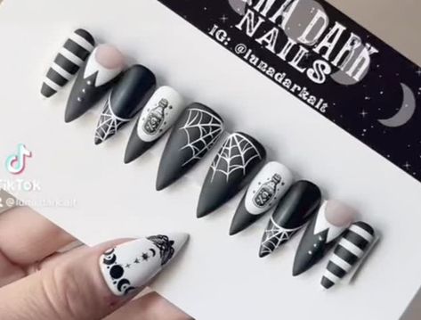 Wensday Adams Nails Ideas, Adams Family Nail Designs, Wednesday Nails Art, Wednesday Addams Nails Nailart, Adams Family Nail Art, Wednesday Addams Nails, Halloween Nail Designs, Holiday Nails, Halloween Nails