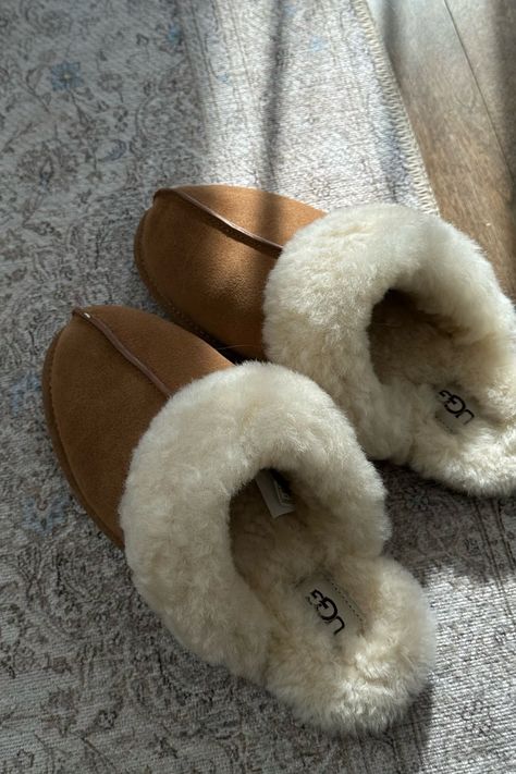 Ugg Scuffette Slippers Outfit, Ugg Slippers Outfit, Ugg Scuffette Slippers, Ugg Mini Boots, Ugg Platform, Slippers Outfit, Ugg Boots Outfit, Ugg Scuffette, Beautiful Tattoos For Women