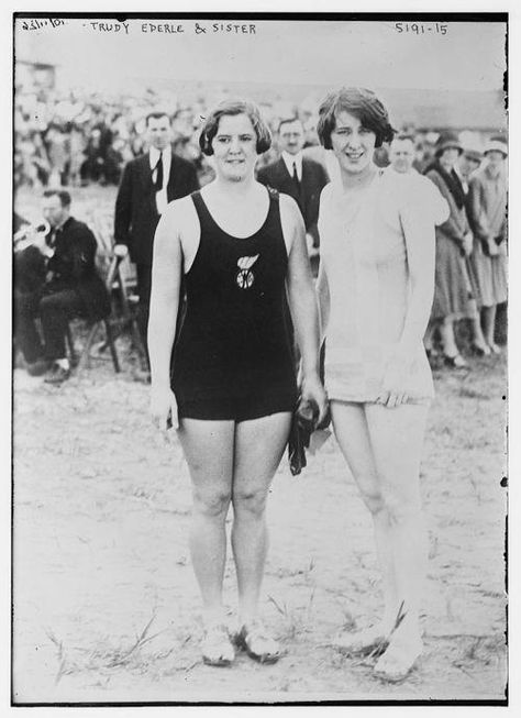 Gertrude (Trudy) Ederle becomes the first woman to swim the English Channel. Born in NYC in 1905, she first attempted the swim in 1925, but was disqualified after she was taken out of the water because her coach thought she was in peril. A year later, she attempted the swim again and was successful. Photos Bff, Bathing Costumes, Vintage Bathing Suits, Vintage Swim, Vintage Swimwear, Vintage Swimsuits, Swimming Costume, Swimsuit Fashion, Vintage Beach