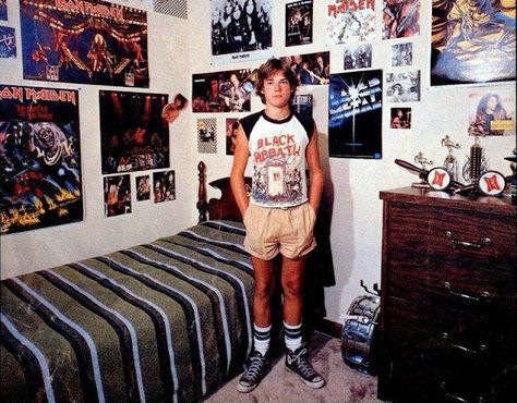 80s Teen Bedroom, Retro Room Ideas 1980s, 1980s Bedroom, Rock Bedroom, Teen Boys Room, Retro Room Ideas, College Boy, 90s Bedroom, Rock Room