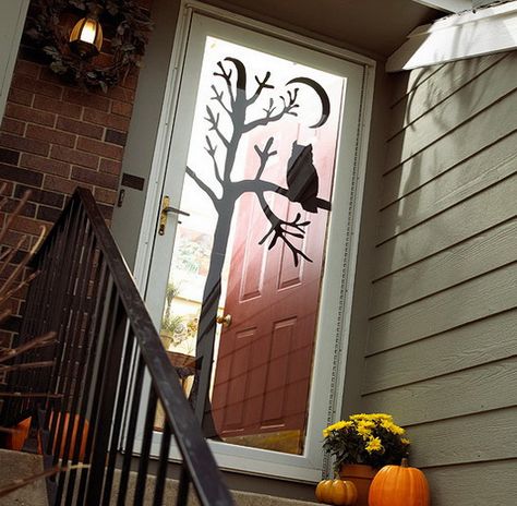 Scary Outdoor Halloween Decorations And Silhouettes_03 Porche Halloween, Halloween Decorations To Make, Scary Halloween Decorations Outdoor, Tree Door, Halloween Decorations Diy Outdoor, Easy Halloween Decorations, Adornos Halloween, Halloween Door Decorations, Scary Halloween Decorations