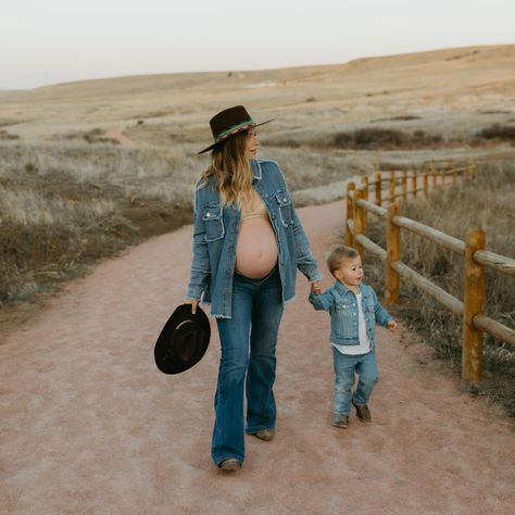 My Friday night consisted of obsessing over these western maternity photos, so now you have to join me and obsess too. [key words: western maternity photos, Colorado western photos, Colorado maternity photographer, western photo session, looks like film, Colorado family photographer] Pregnant Cowgirl, Western Family Photos, Western Photos, Western Family, Pregnancy Pics, Western Photo, Maternity Photography Poses Pregnancy Pics, Maternity Pics, Maternity Photography Poses