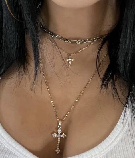 Latina Silver Jewelry, Silver Mexican Jewelry, Cross Jewelry Aesthetic, Silver Necklaces Aesthetic, Cross Necklace Outfit, Cross Necklace Aesthetic, Gold Cross Necklaces, Jewelry Valentines Day, Cross Necklace Women