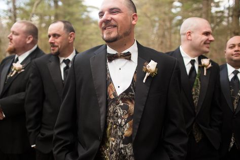 Camo vest are never a good choice for a wedding. Camo Tuxedo Wedding, Camo Groomsmen Attire, Camo Groom, Country Groomsmen, Fitted Suits, Groomsmen Fashion, Camo Wedding Dresses, Camo Wedding Rings, Wedding Groomsmen Attire