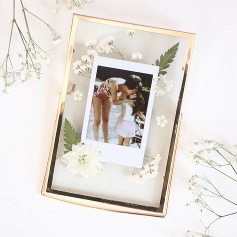 Pressed Flowers Diy, Pressed Flowers Frame, Frame Birthday, Flower Types, Pressed Flower Frame, Flower Picture Frames, Pressed Flower Crafts, Flower Picture, Polaroid Frame