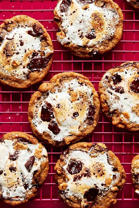 Crafted by a s'mores snob for fellow s'mores lovers: Gooey S'mores Cookies with Marshmallow Fluff packed with campfire nostalgia! Toasty brown butter cookie dough—with dark chocolate chunks & crispy graham cracker bits—embraces light & airy marshmallow fluff. As they bake, the cookies transform into a gooey, chocolatey, marshmallowy delight. #smores #smorescookies #smorescookiesrecipes #smoresdessert #marshmallowfluffrecipes #cookierecipes #dessertideas Brown Butter Smores Cookies, Cookies With Marshmallow Fluff, Chocolate Smores Cookies, Smores Cookies Recipes, Marshmallow Fluff Recipes, Butter Cookie Dough, S Mores Cookies, Smores Dessert, Brown Butter Cookies