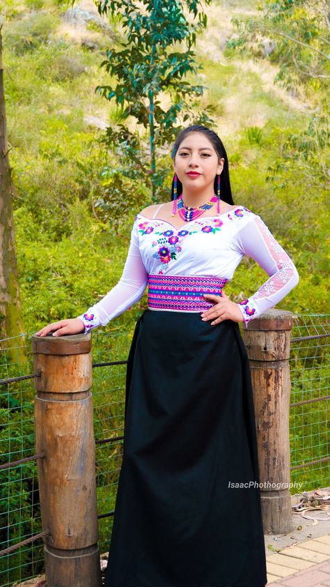 She is my friend, from Ecuador Ecuadorian Clothing, Ecuador Fashion, Creative Photoshoot, Creative Photoshoot Ideas, Traditional Dresses, Ecuador, Photoshoot Ideas, Lace Skirt, Casual Dresses