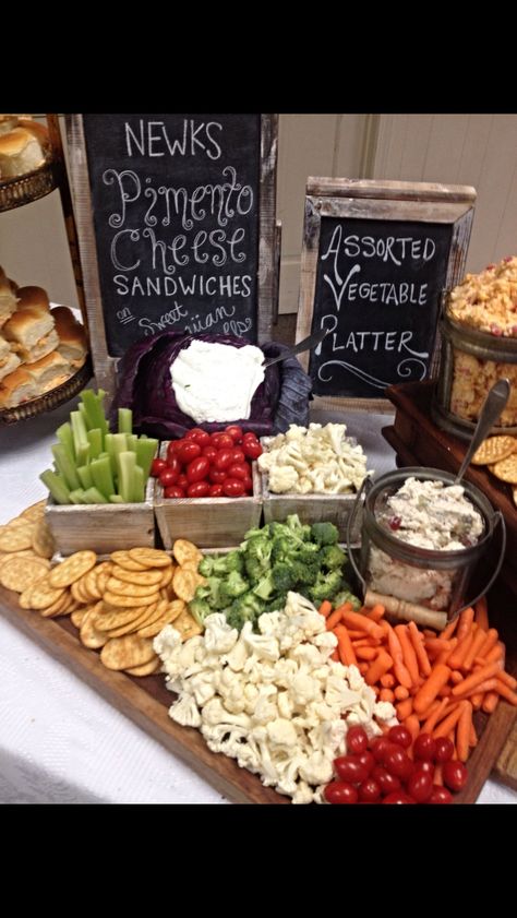 Graduation Party Foods, Reception Food, Charcuterie Inspiration, Wedding Reception Food, Party Food Platters, Party Trays, Veggie Tray, Food Displays, Shower Food