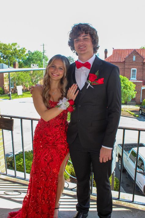 Red Prom Outfits For Guys, Red Prom Aesthetic, Red Prom Dress With Date, Red Prom Dress Aesthetic, Red Prom Couple, Matching Prom, Prom Dress Aesthetic, Hoco Poses, Prom Outfits For Guys