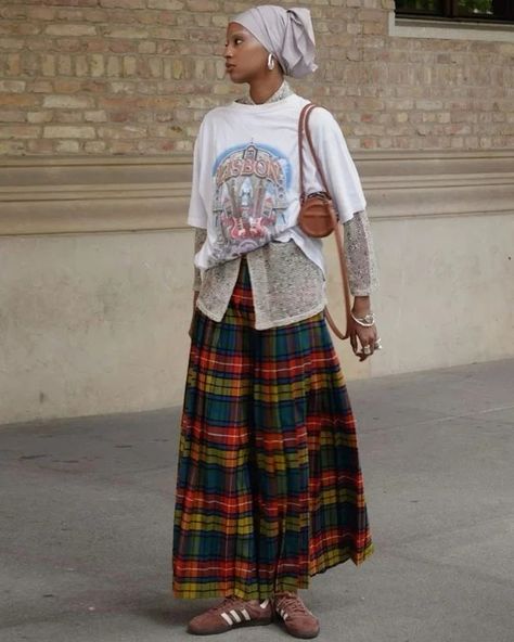 Gemini Venus Aesthetic, Skirt Vintage Outfit, Scottish Skirt Outfit, Tartan Skirt Outfit, Skirt Layering, Scottish Outfit, Layered Winter Outfits, Venus Aesthetic, Rediscover Yourself