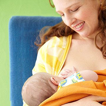 During the first year of your baby's life, it's common to wonder if your child is getting enough to eat and how often to feed him. Baby Feeding Timeline, Formula Fed Babies, Infant Feeding Guide, Kat Diy, Baby Feeding Chart, Stopping Breastfeeding, Feeding Baby, Baby Finger Foods, Baby Drinks