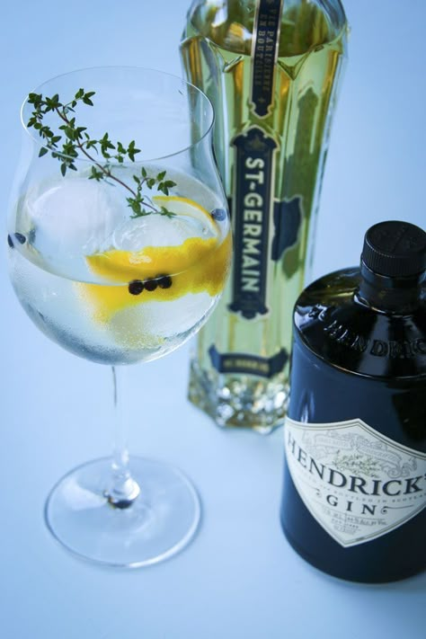 A Spanish-style fusion Gin and Tonic that pairs Scottish Hendrick's gin with French St. Germain Elderflower liqueur, lavender and orange bitters. Fruit Bar Wedding, Cointreau Cocktail, Lavender Gin, Campari Cocktail, St Germain Cocktail, St Germaine, Hendrick's Gin, Cocktail Vodka, Lavender And Orange