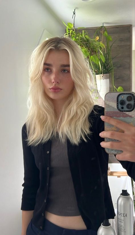 via @AvreyOvard ig story Blonde Hair Drawing, Short Platinum Blonde Hair, Blonde Layered Hair, Bleach Blonde Hair, Blonde With Dark Roots, Dyed Blonde Hair, Blonde Roots, Dark Roots Blonde Hair, Hair Drawing