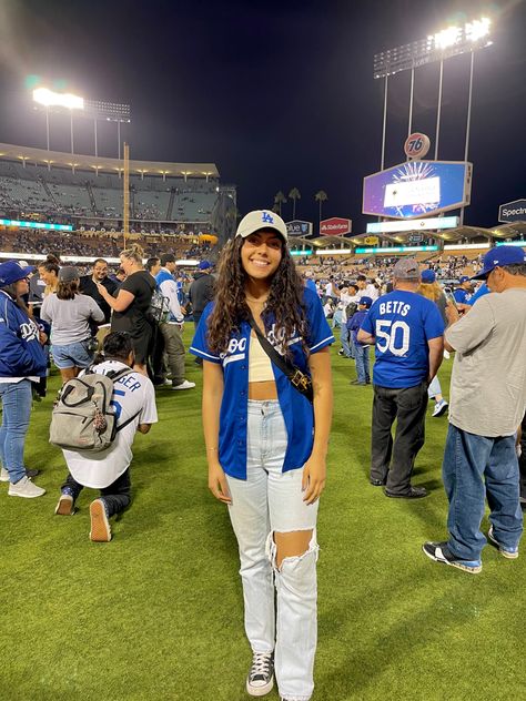 Cute Dodger Jersey Outfits, White Dodgers Jersey Outfit, Blue Dodger Jersey Outfit Women, Cute Dodgers Game Outfit, Brewers Baseball Game Outfit, Outfits For A Soccer Game, Dodger Game Picture Ideas, Mlb Jersey Outfit Woman, Dodger Hat Outfit Women