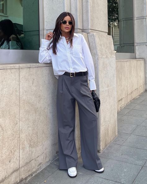 Old Money Elegant Outfit, Elegant Pants Outfit, Trending Spring Outfits, Grey Trousers Outfit, Old Money Elegant, Outfit Minimalista, Madrid Outfits, Grey Pants Outfit, White Shirt Outfits