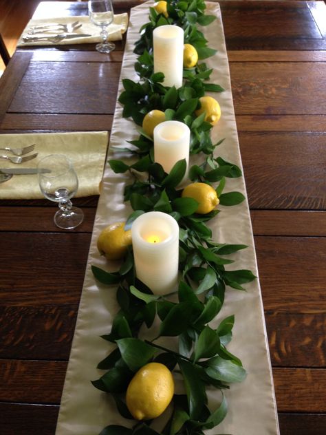 Creative Table Decor, Lemon Themed Table Settings, Lemon Floral Centerpiece, Green Plates Table Setting, Lemon Table Centerpieces, Lemon Centerpiece Ideas, Citrus Table Decor, Citrus Tablescape, Italian Dinner Table