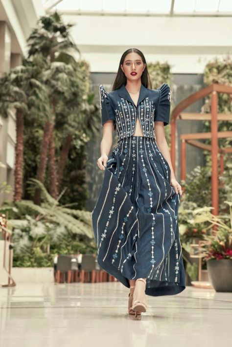 The year of the modern Filipiniana | Inquirer Lifestyle Philippiniana Dress, Oath Taking Outfit Women Filipiniana, Filipiniana Outfit Ideas, Filipiñana Traditional, Oath Taking Outfit Women, Modern Filipiniana Outfit, Gown Filipiniana, Bolero Outfits, Filipiniana Dress Modern Philippines