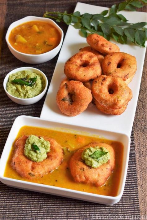 Medu Vada Recipe, Medu Vada, Indian Fast Food, Indian Food Photography, Urad Dal, Desi Food, Indian Breakfast, South Indian Food, Indian Snacks