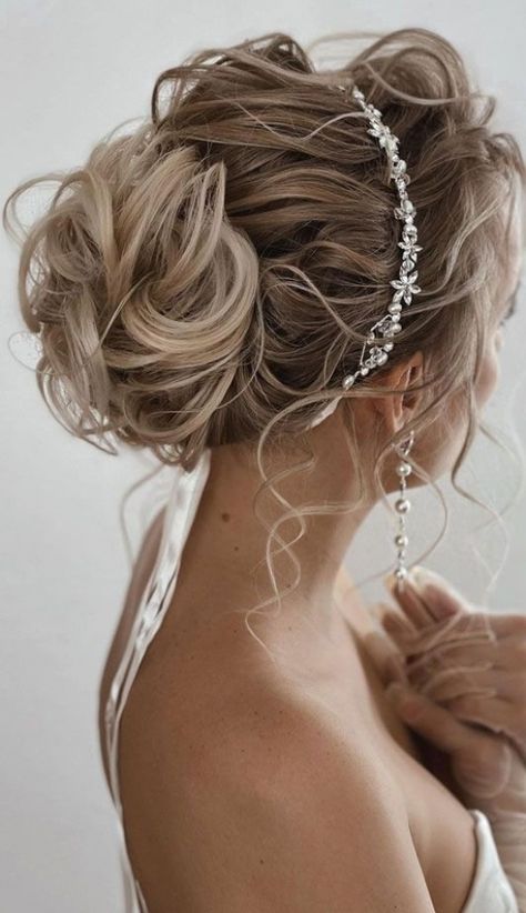 Elegant Top Knot, Bridal Buns, Textured Bun, Updo Bun, Messy Hair Updo, Curly Bun Hairstyles, Wedding Bun Hairstyles, Curly Bun, Bridal Bun