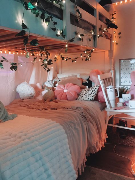 Preppy Room With Bunk Beds, Cute Bedroom Ideas Bunkbeds, Preppy Bunk Bed Ideas, Bunk Beds Room Decor, Preppy Room Bunk Bed, Preppy Bunk Bed Rooms, Preppy Bunk Bed, Bunk Bed Room Inspo Aesthetic, How To Decorate Bunk Beds