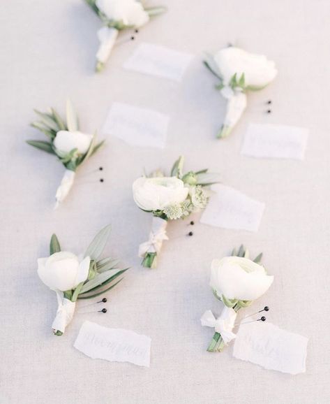 Minimalist Wedding Boutonniere, Romantic Neutral Wedding, White Flower Boutonniere, Flower Arrangement Centerpieces, Nye Wedding Ideas, Florist Garden, Ranunculus Wedding Bouquet, Roman Wedding, Ranunculus Wedding