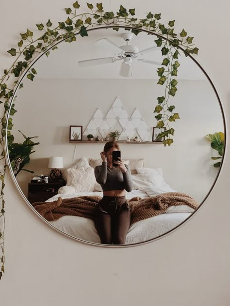 Round mirror, vines, and cozy Mirror Wall Decor Bedroom, Mirror Decor Ideas, Round Mirror Decor, Halloween Bedroom, Mirror Room, Dorm Wall Decor, Mirror Wall Bedroom, Circle Mirror, Dorm Walls