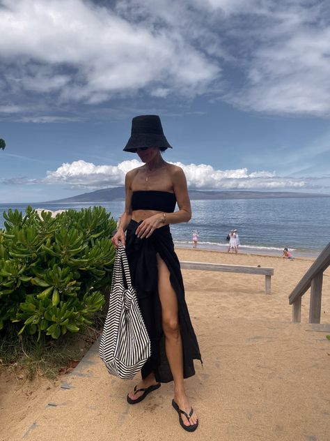 Black Swim Cover Up Outfit, Black And White Vacation Outfits, Black And White Beach Outfits, Beach Pool Outfit, All Black Beach Outfit, Dark Beach Outfit, Black Sarong Outfit, Black Swimwear Outfit, Black Bathing Suit Outfit