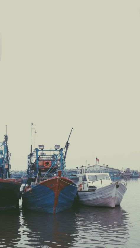 Pantai Kejawanan, Cirebon. Terdapat beberapa perahu nelayan di pesisir pantai. Di pantai ini pula, kita dapat melihat PLTU dan kapal pengangkut baru bara. Cirebon, Crayon, Healing, Bts, Quick Saves