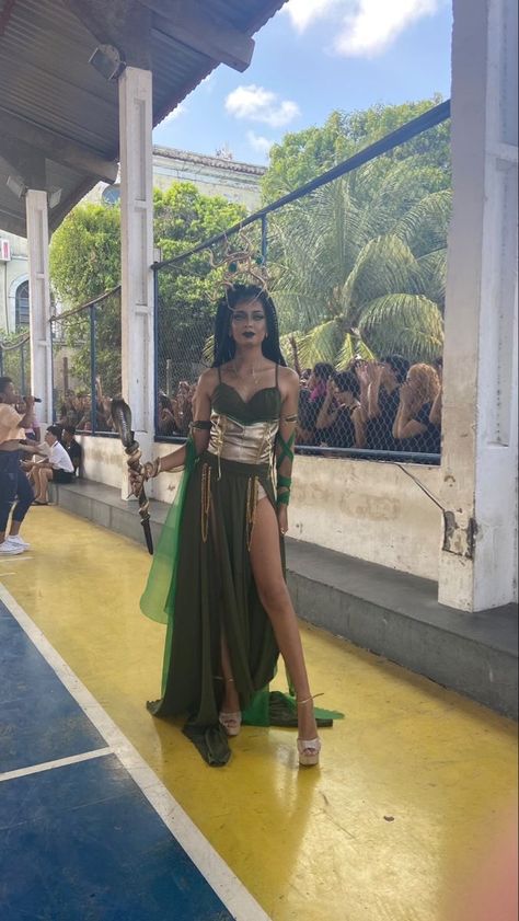 Medusa Theme Party, Medusa Inspired Costume, Medusa Cosplay Outfit, Medusa Costume Ideas Diy, Medusa Goddess Costume, Medusa Outfit Goddess Costume, Aphrodite And Medusa Costume, Womens Fancy Dress Ideas, Medusa And Athena Costume