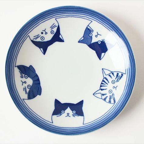 Blue And White Pottery Ceramics, Things To Paint Pottery, Ceramic Blue And White, Cat Ceramic Plate, Japanese Ceramic Painting, Cat Plate Ceramic, Pottery Designs Plate, Pottery Painting Japanese, Ceramic Art Cat