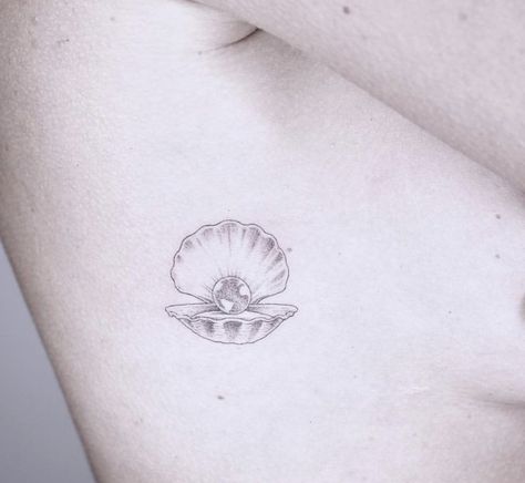 Colorful Seashell Tattoo, Cute Quirky Tattoos, Shell With Pearl Tattoo, Tattoos Seashell, Pearl Tattoo Ideas, Afrodita Tattoo, Tattoo Seashell, Pearl Tattoo, Shell Tattoo