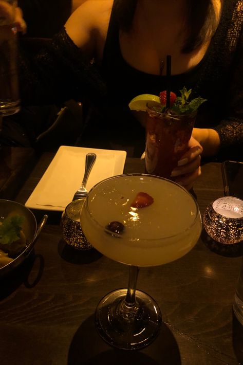 Girls Night Out Instagram Story, Romantasize Life, Night Out Restaurant, Instagram Post Aesthetic, Restaurant Cocktails, Photos To Recreate, Friend Trip, Aesthetic Downtown, 2024 Board